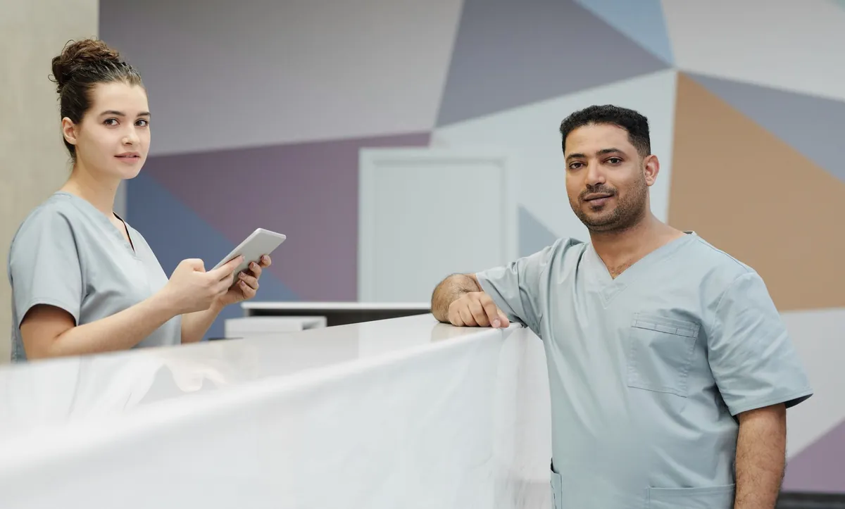 Equipe de saúde na recepção de clínica moderna - automação de WhatsApp para clínicas na Poupar AI