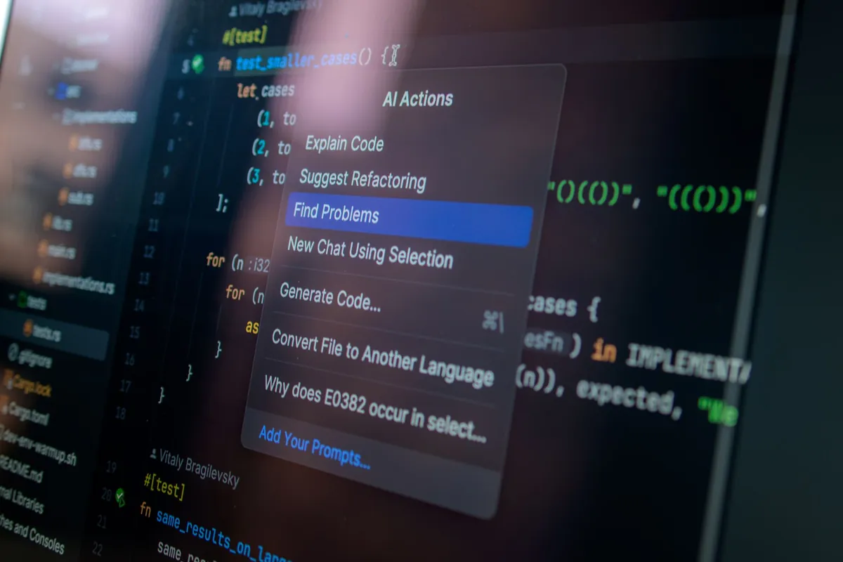 Tela de computador com código e menu de ações de IA - criar site profissional com IA na Poupar AI