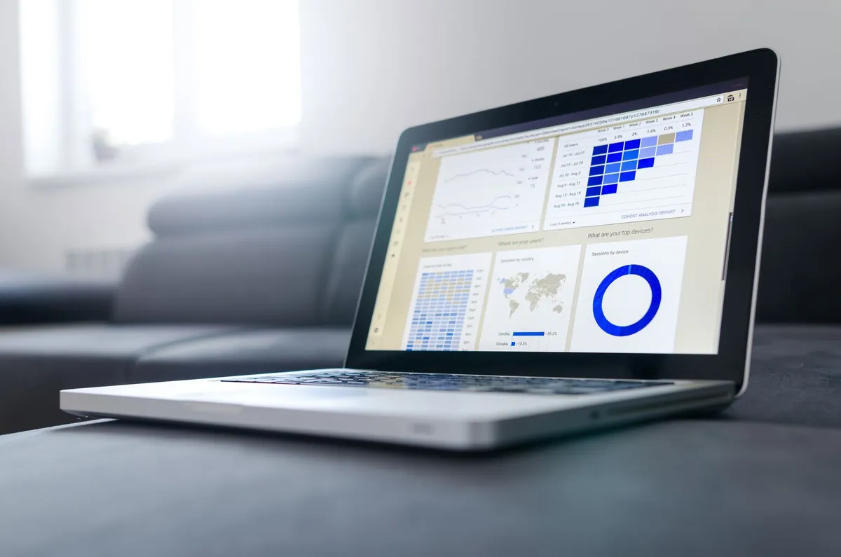 Notebook exibindo painel de dados e gráficos - CRM com IA para pequenas empresas na Poupar AI